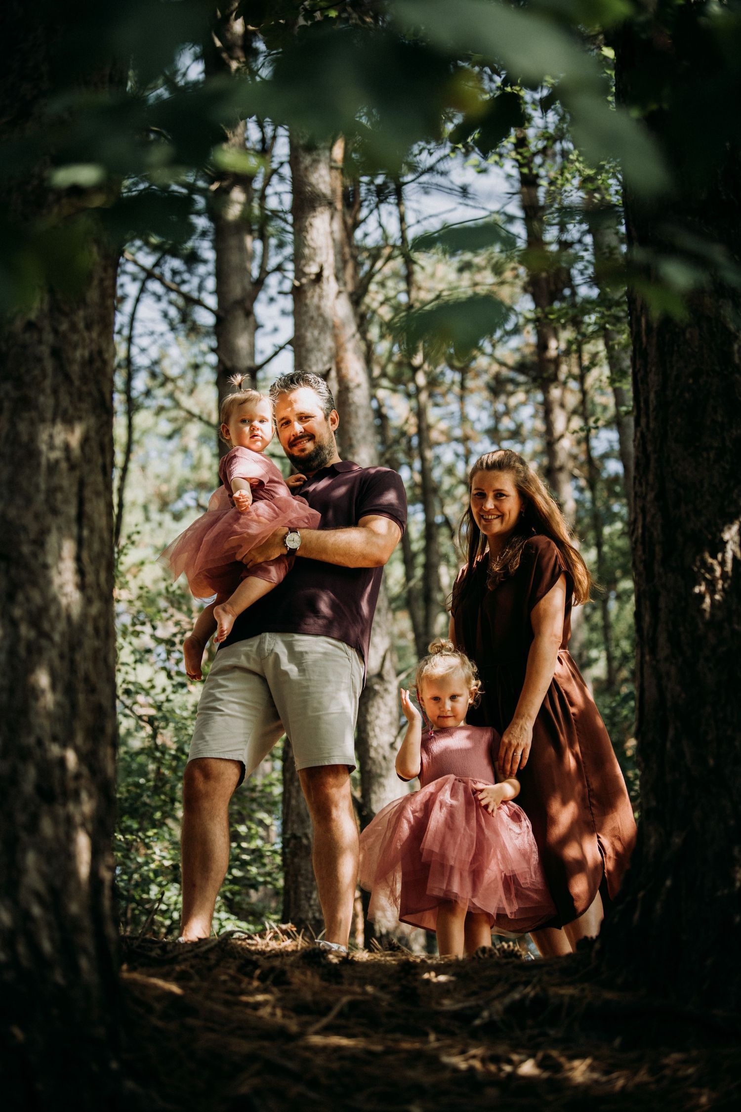 Foto van familie in het bos.