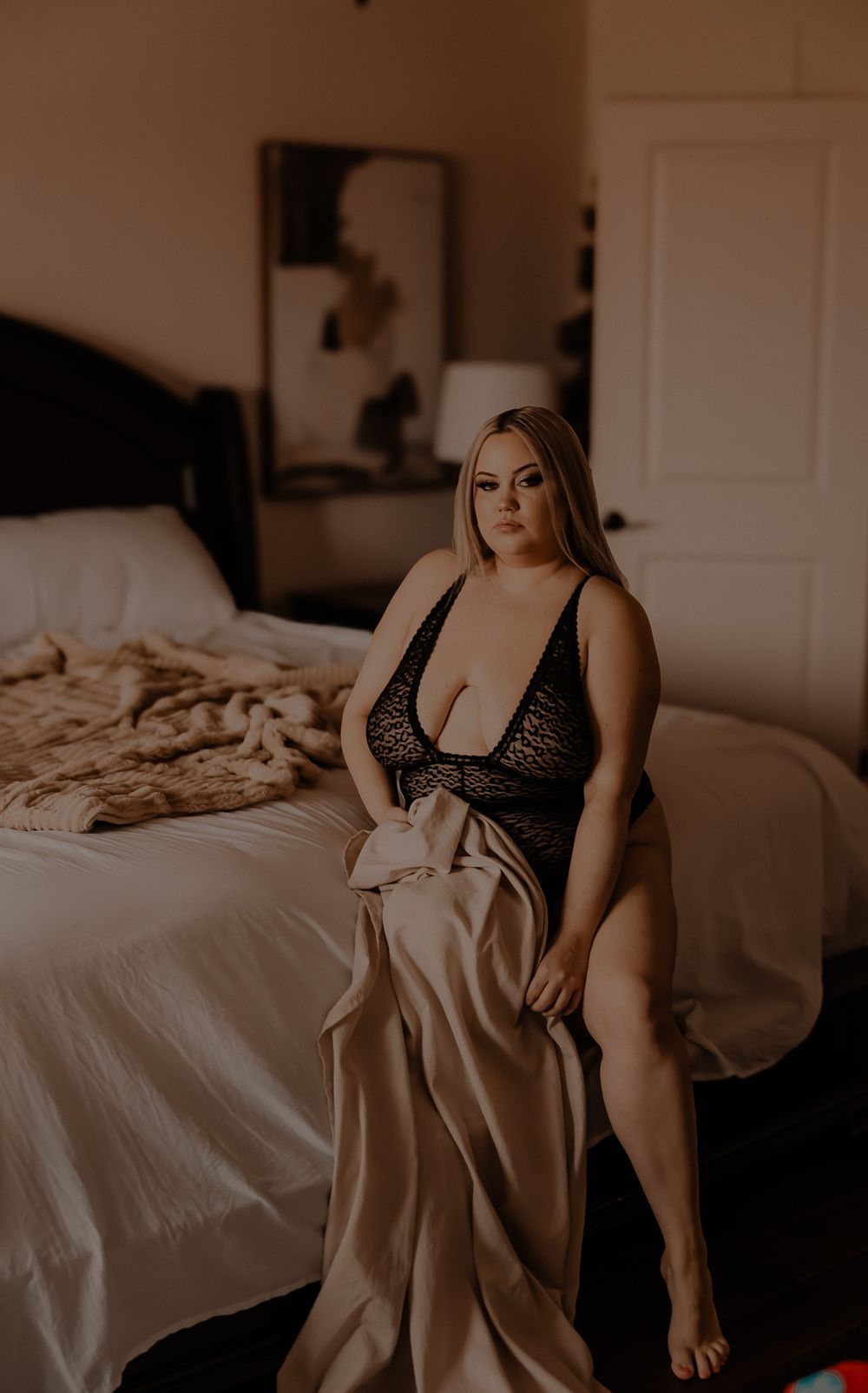 elegant boudoir pose. Plus size boudoir poses. Boudoir posing with sheets