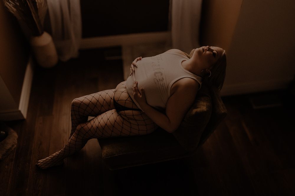 elegant boudoir pose. Plus size boudoir poses