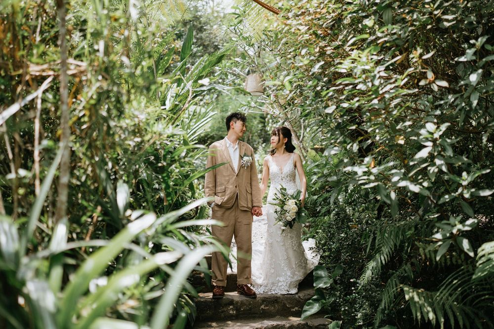 A garden wedding photoshoot surrounded by tropical greenery and natural light.