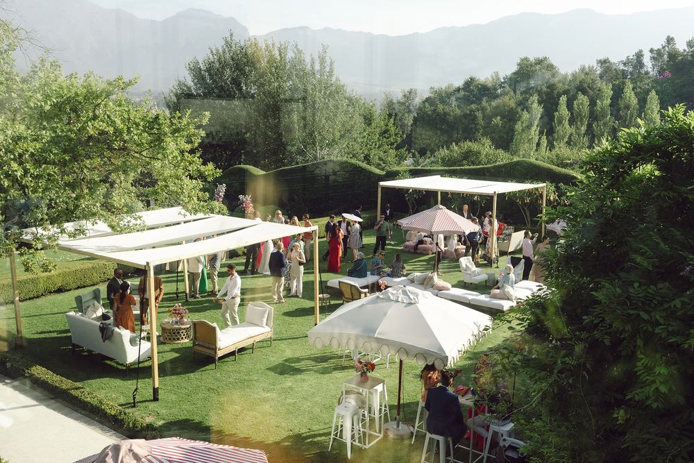 Outdoor pre-drinks at Johannesdal 1207 with guests enjoying canapés and drinks