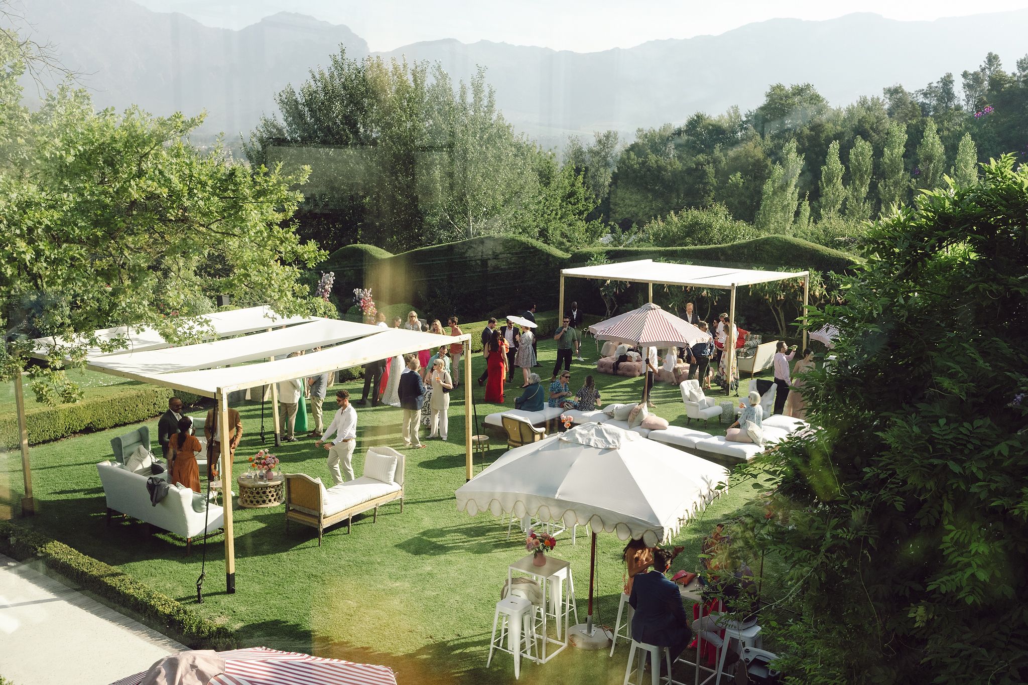 Outdoor pre-drinks at Johannesdal 1207 with guests enjoying canapés and drinks