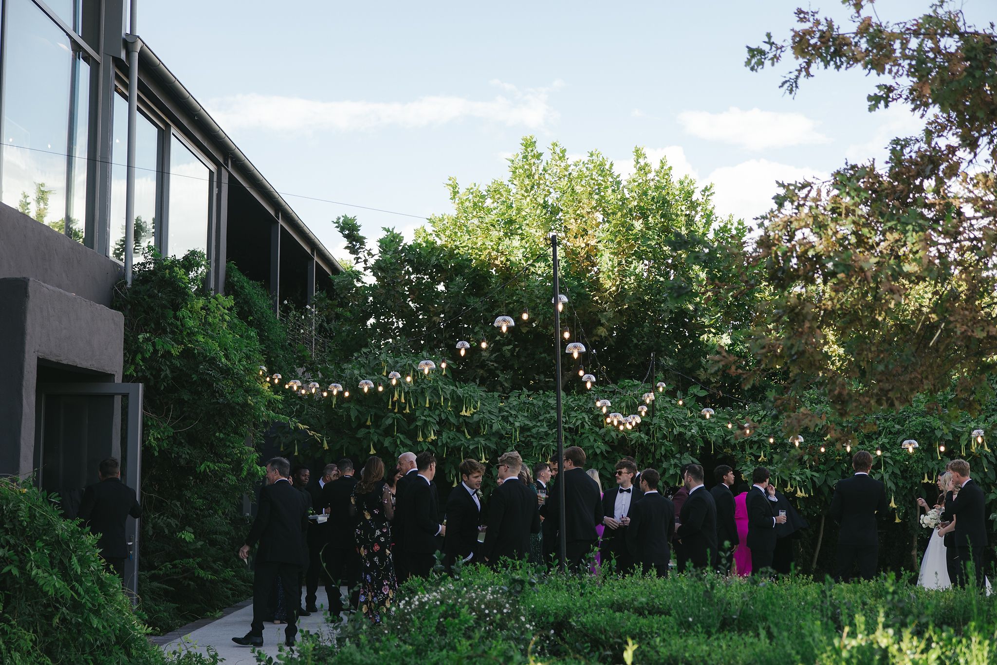Outdoor pre-drinks at Johannesdal 1207 with guests enjoying canapés and drinks