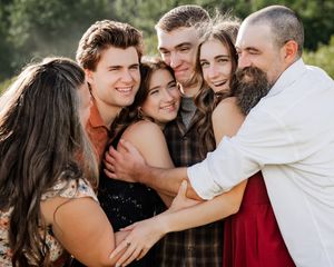Family of 6 photos everyone coming in for a big group hug.