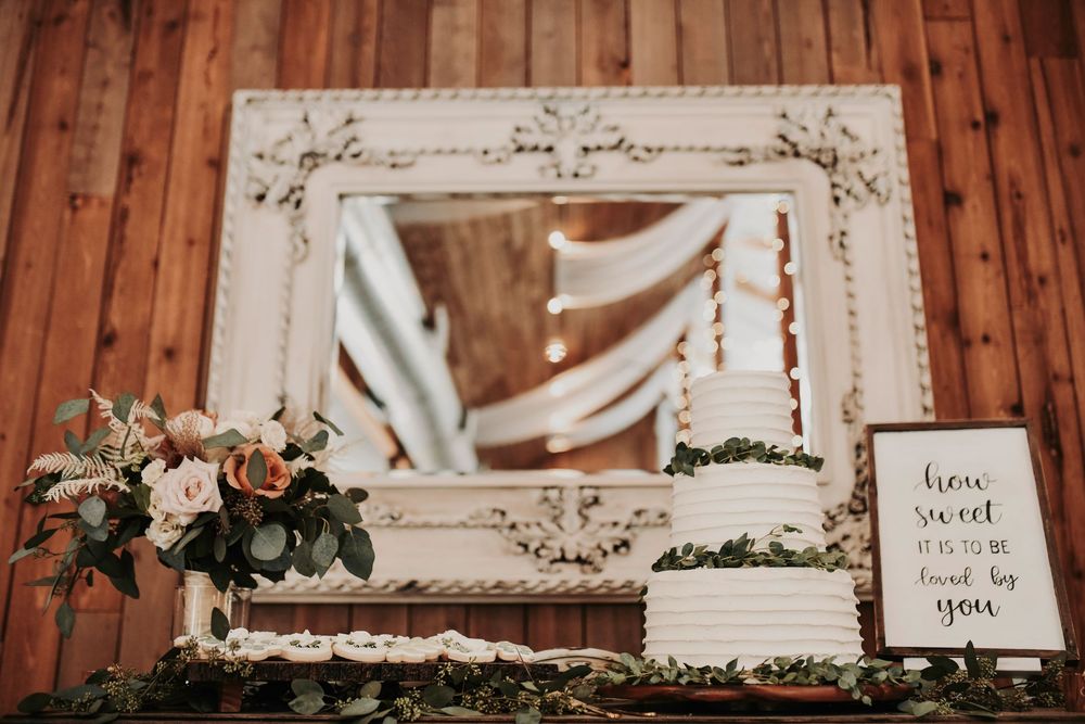 Elegant white wedding cake with earthy floral accents