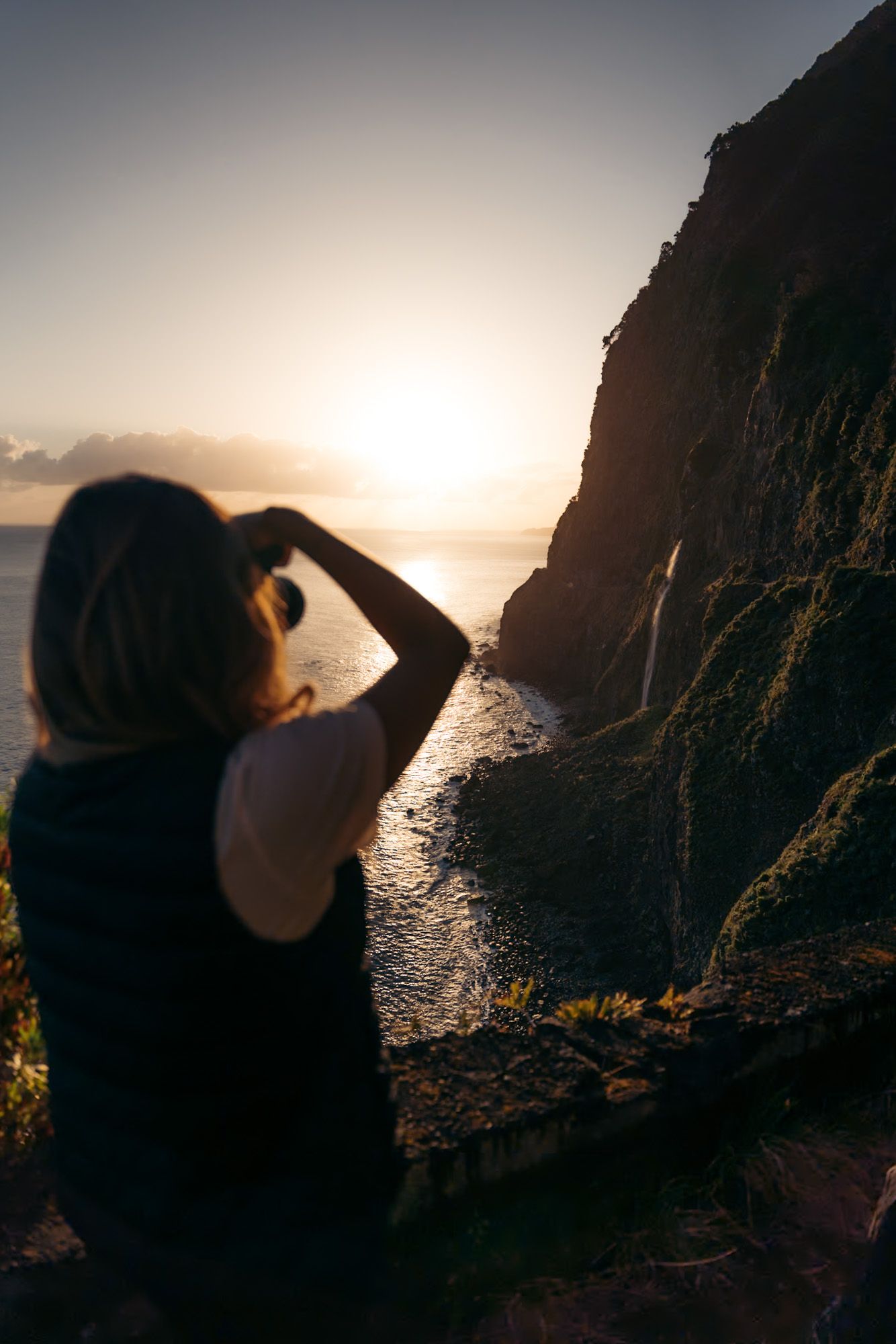 Photographe qui prend la cascade do Veu da Noiva au lever du soleil à Madère