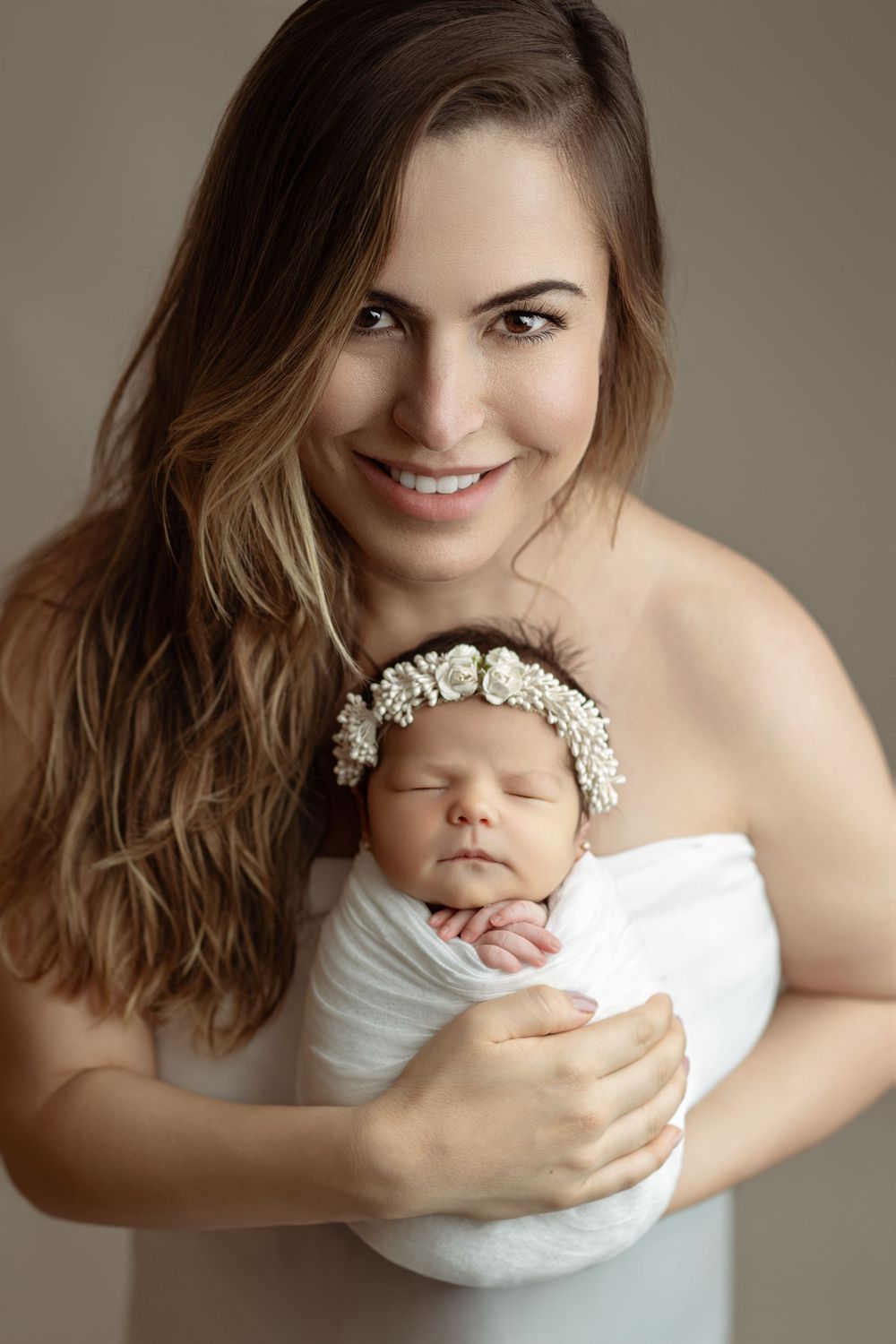 A series of tender newborn portraits showing a sleeping baby wearing a delicate white floral headband. – newborn photographer Paloma Schell