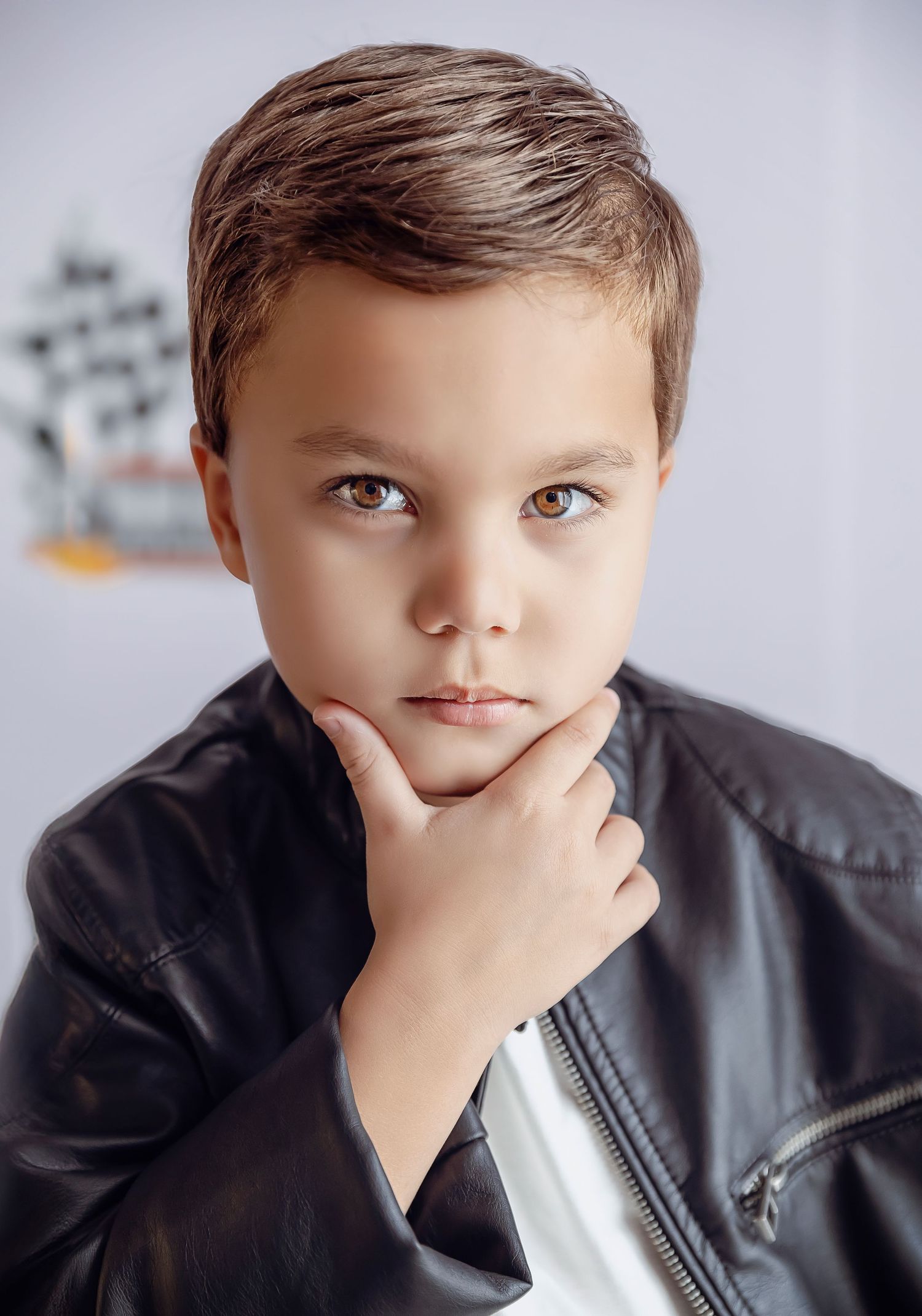 Imagen fotografica cercana del rostro del nino de 5 anos mostrando una pose cool