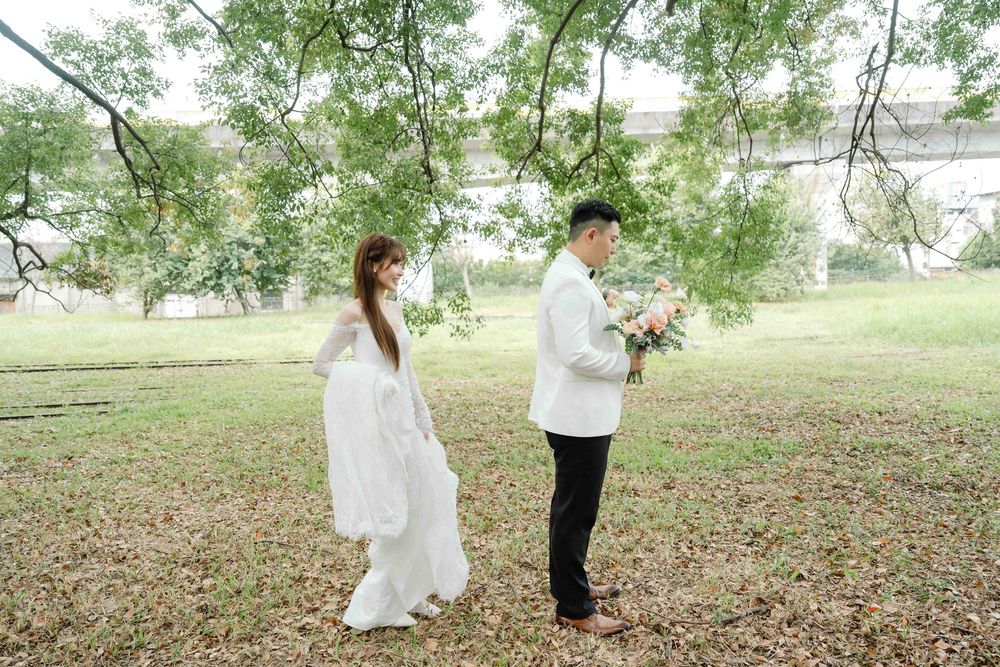 婚禮攝影作品由 Aspire Studio 拍攝，擅長以自然光與敘事風格記錄婚禮當天的真實情緒與細膩互動。無論是戶外證婚、宴客流程或新人準備時刻，皆以不干擾的方式捕捉動人瞬間，呈現兼具質感與溫度的婚禮影像，完整保存屬於每一對新人的重要回憶。高雄戶外證婚場地、婚禮攝影、戶外婚禮場地