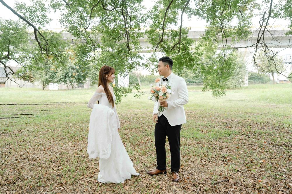 婚禮攝影作品由 Aspire Studio 拍攝，擅長以自然光與敘事風格記錄婚禮當天的真實情緒與細膩互動。無論是戶外證婚、宴客流程或新人準備時刻，皆以不干擾的方式捕捉動人瞬間，呈現兼具質感與溫度的婚禮影像，完整保存屬於每一對新人的重要回憶。高雄戶外證婚場地、婚禮攝影、戶外婚禮場地
