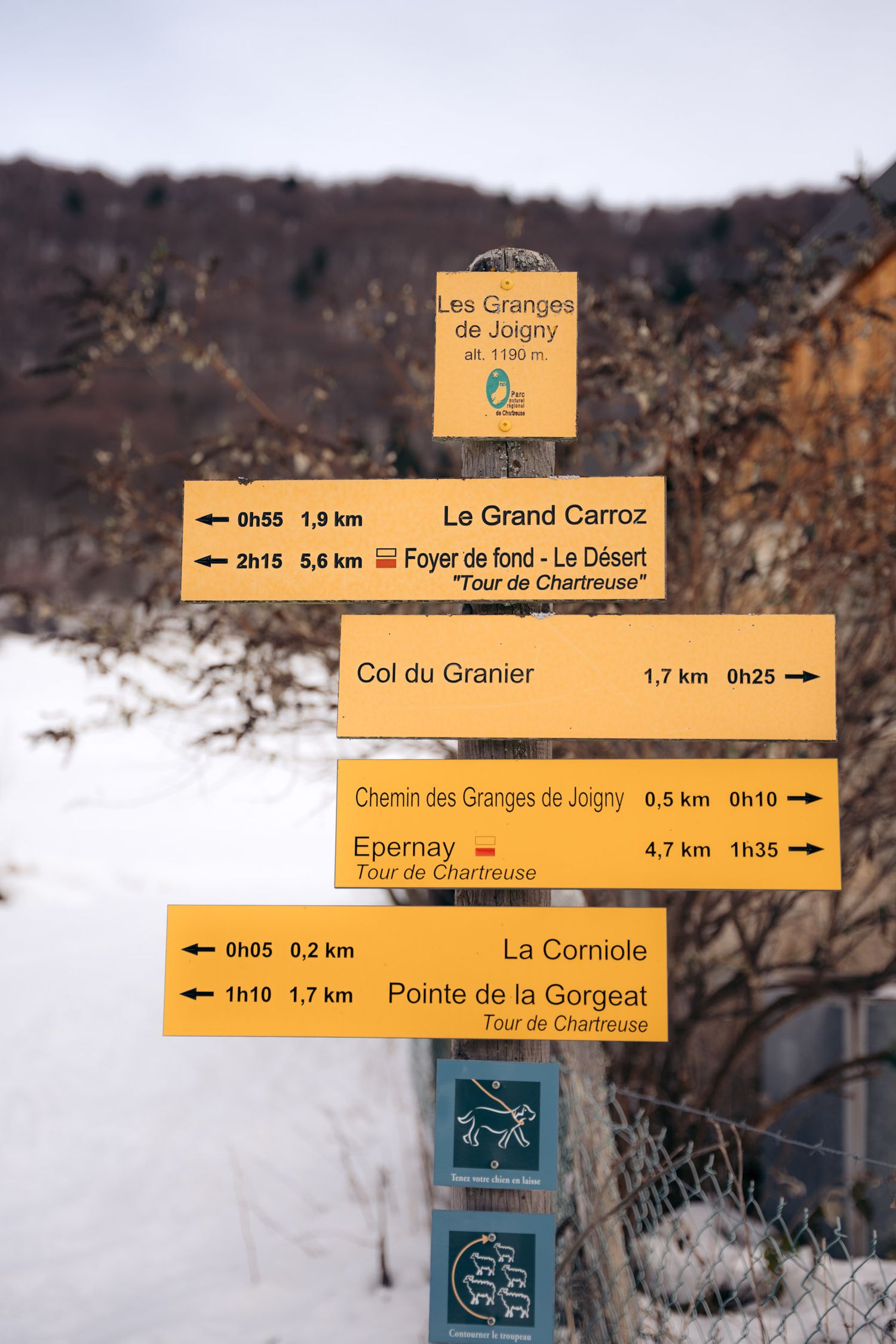 panneau indiquant les itinéraires des sentiers en raquettes autour de chambéry dont les granges de joigny