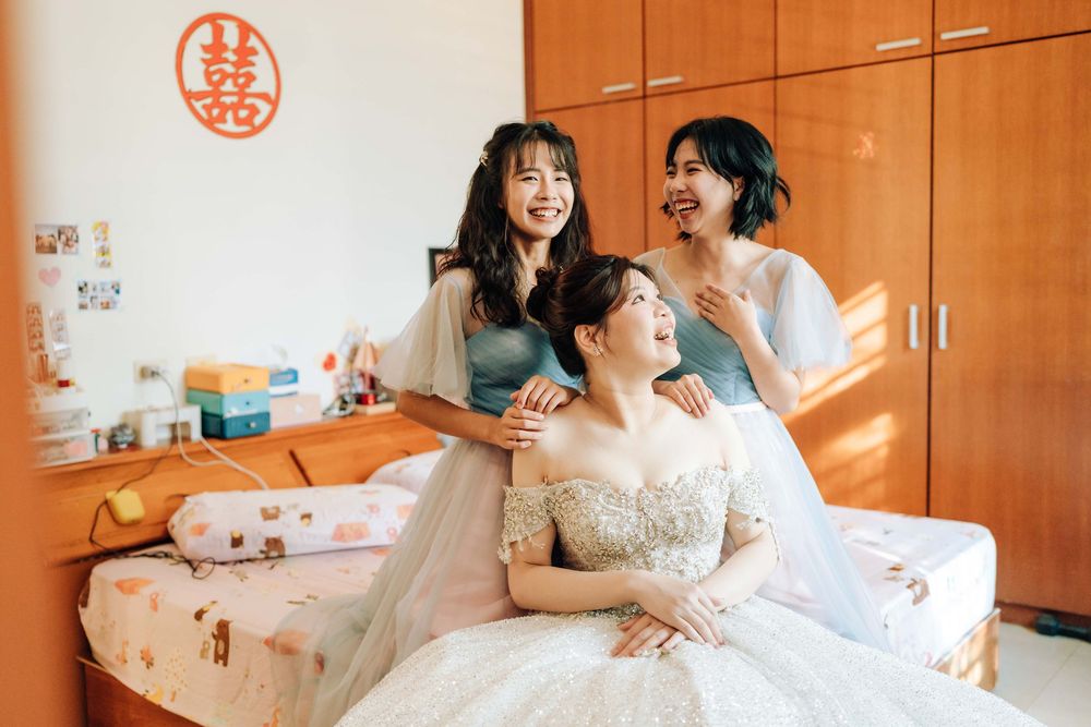 Aspire Studio 擅長屏東婚禮攝影、自宅婚禮與戶外證婚紀錄，以自然光與雜誌風格捕捉真實情緒。服務涵蓋恆春、墾丁海邊婚禮、高質感流水席等南部婚禮形式，呈現新人家族間最動人的片刻。