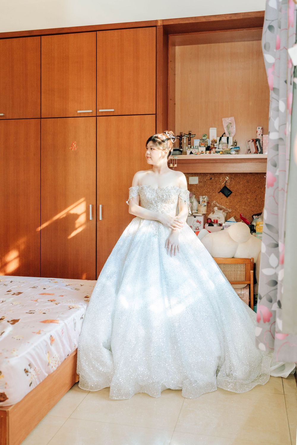 Aspire Studio 擅長屏東婚禮攝影、自宅婚禮與戶外證婚紀錄，以自然光與雜誌風格捕捉真實情緒。服務涵蓋恆春、墾丁海邊婚禮、高質感流水席等南部婚禮形式，呈現新人家族間最動人的片刻。