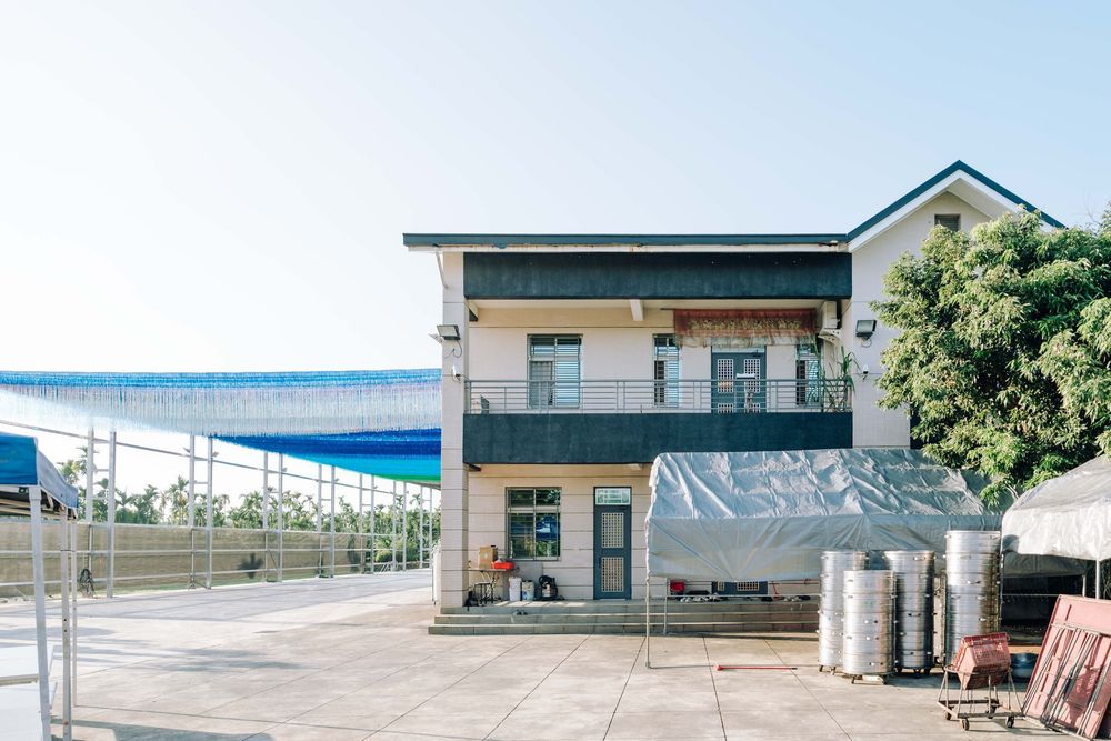 Aspire Studio 擅長屏東婚禮攝影、自宅婚禮與戶外證婚紀錄，以自然光與雜誌風格捕捉真實情緒。服務涵蓋恆春、墾丁海邊婚禮、高質感流水席等南部婚禮形式，呈現新人家族間最動人的片刻。