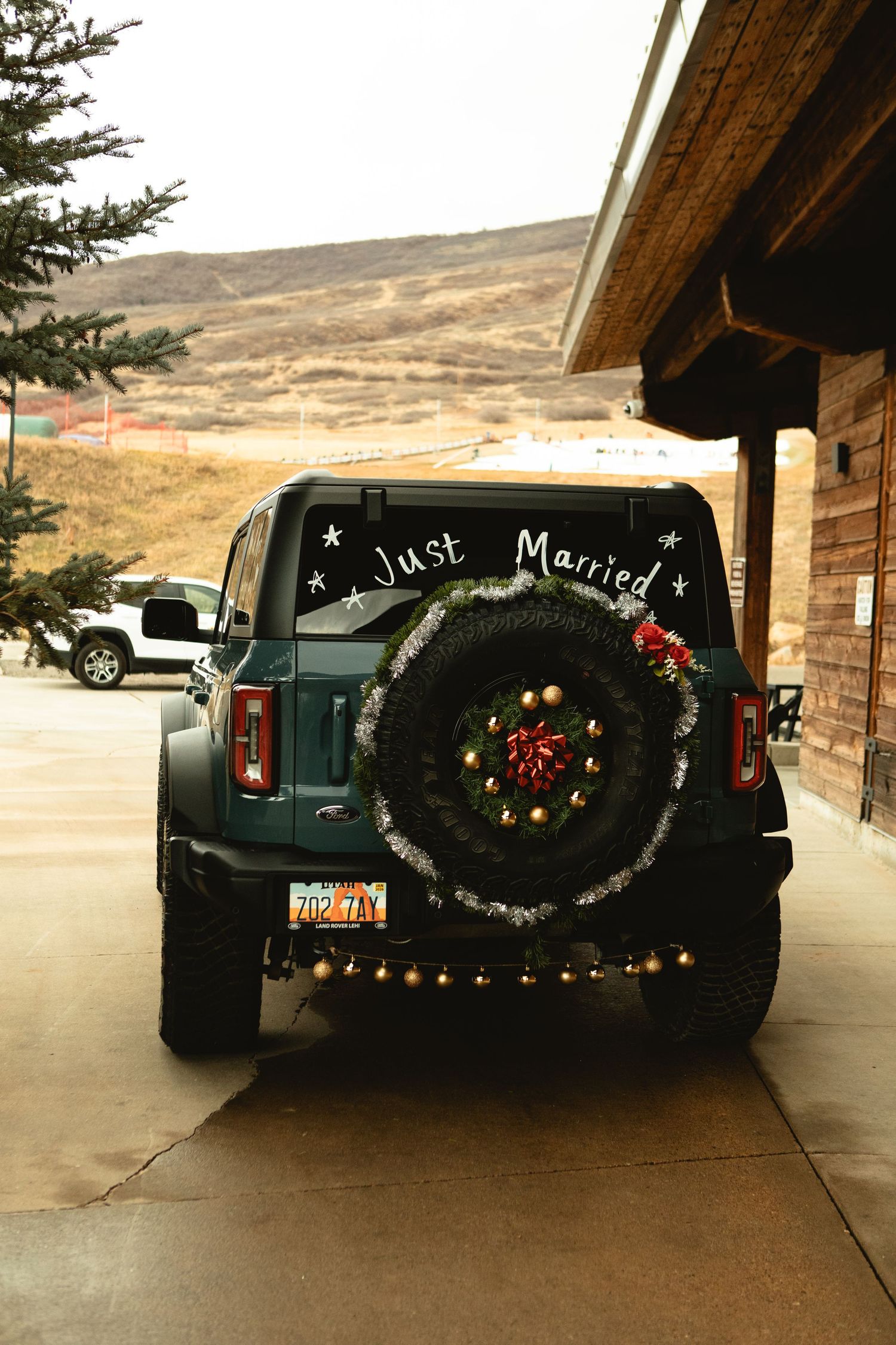 Get away car decorations for winter wedding