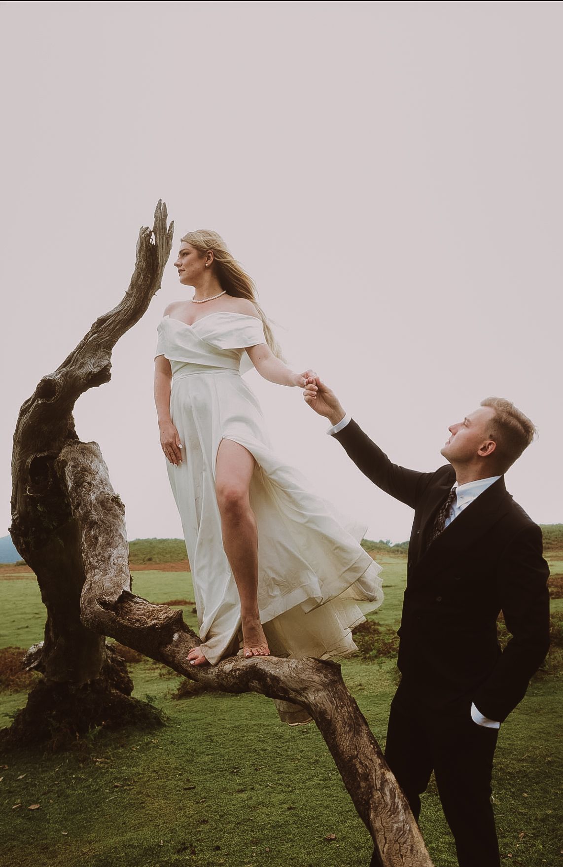 Couple session in Fanal Forest, surrounded by fog and wild nature