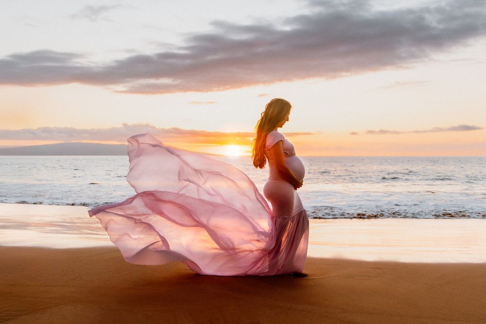 Maui maternity photographer photo against beautiful Maui sunset beach by ohwowfotos.