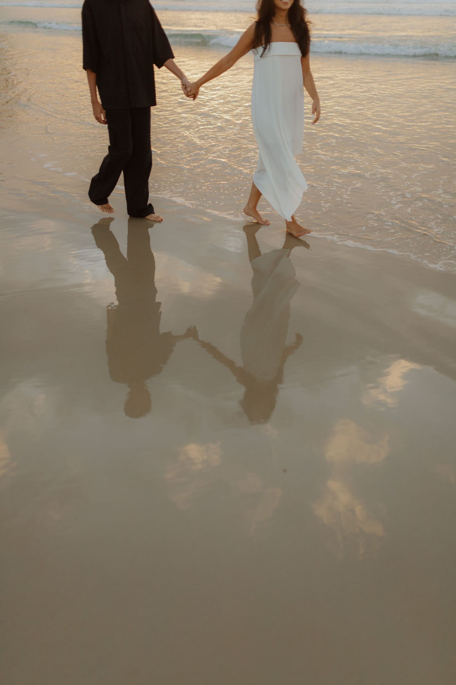 Ensaio de casal na praia no nascer do sol
