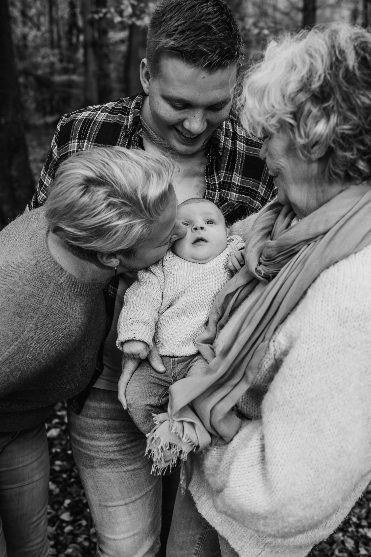 PixCel Fotografie portretfotograaf vier generatieshoot 4 generaties baby foto's Zwolle Heerenveen spontane fotografie fotoshoot