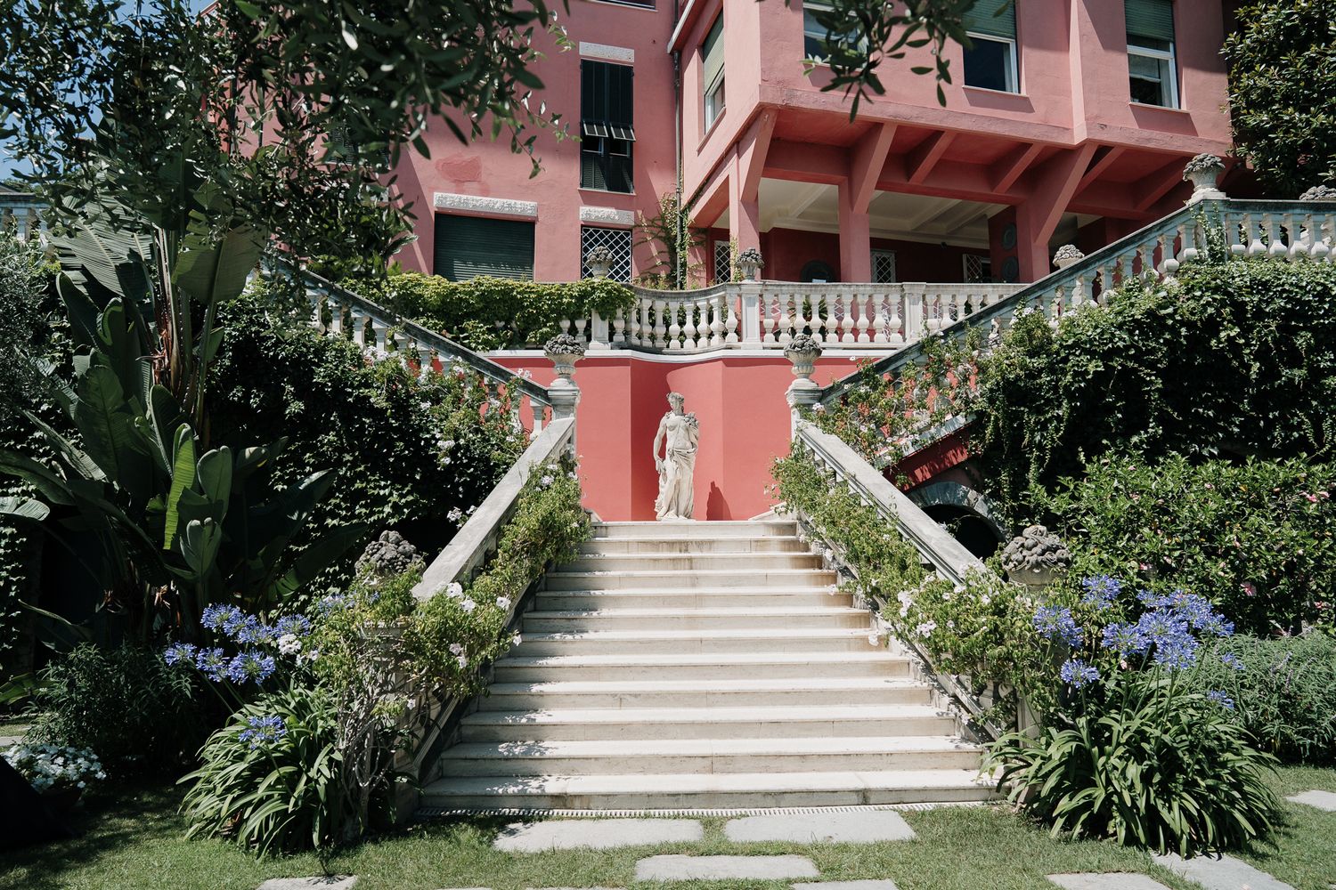 Scalinata monumentale di Villa Casa Rossa a Imperia, location per matrimoni con giardino vista mare