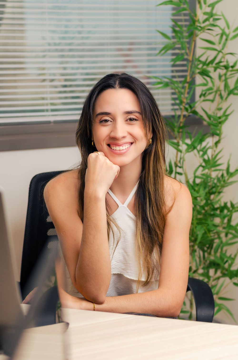 Retrato feminino de branding pessoal em estúdio na Tijuca, RJ. Foto profissional para empreendedoras e LinkedIn. Fotógrafo Paulo Felix.