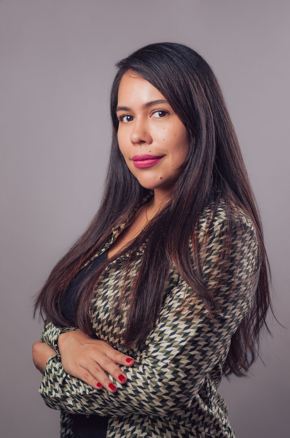 Retrato feminino corporativo em estúdio na Tijuca, RJ. Foto para LinkedIn e perfil profissional. Fotografia por Paulo Felix.