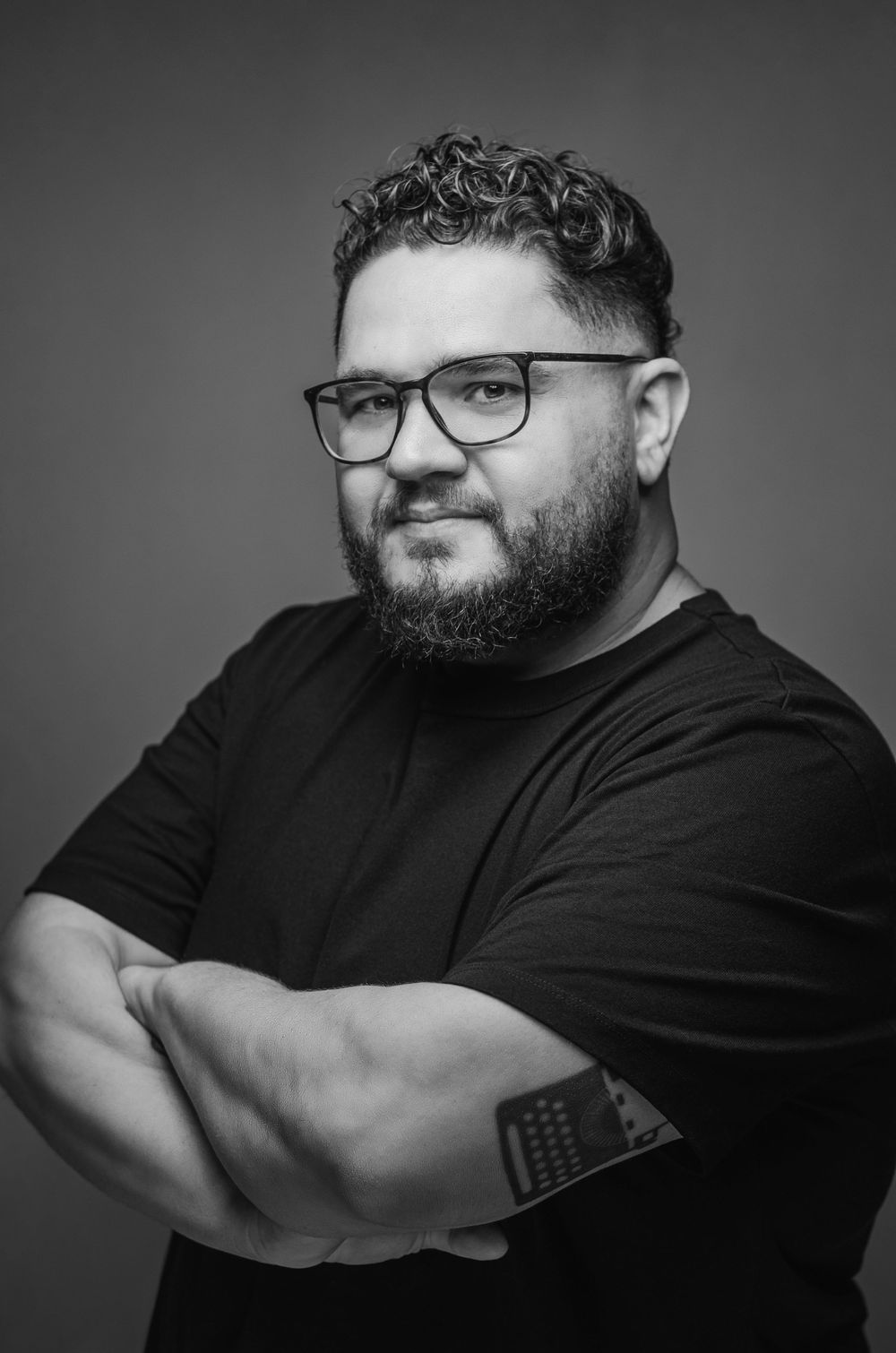 Retrato masculino profissional em preto e branco. Ensaio em estúdio na Tijuca, RJ. Foto para perfil e LinkedIn por Paulo Felix.
