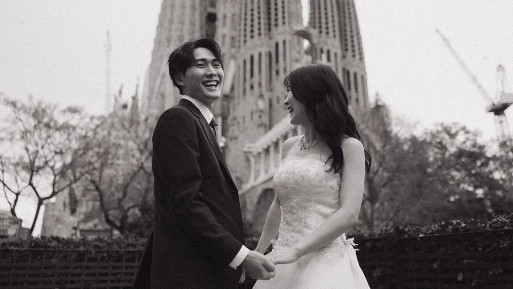Romantic black and white wedding photos showing couple embracing near Sagrada Família architecture. Couple Photoshoot Barcelona