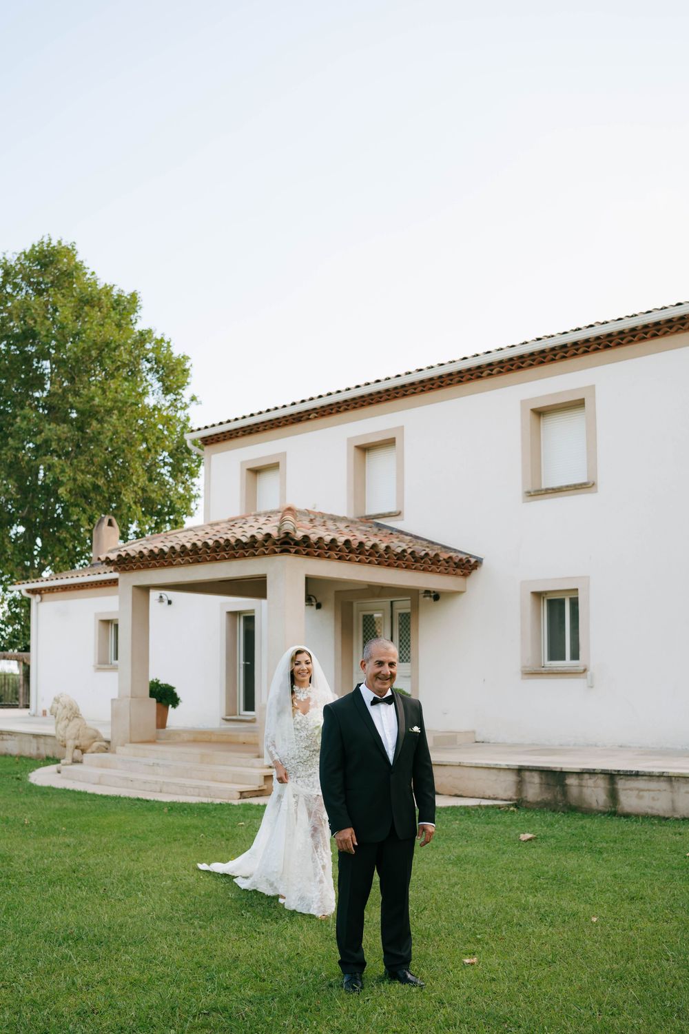 first look de la mariée avec son papa devant le château du mariage