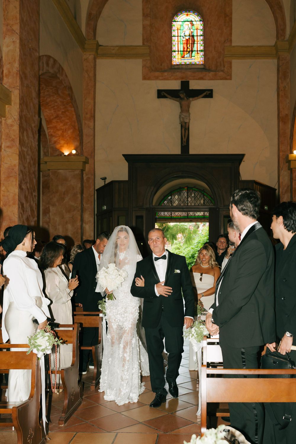 le papa de la mariée l'accompagnant à l'église