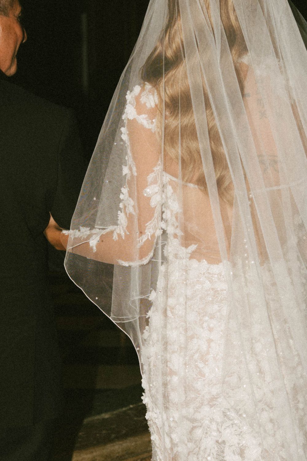 le papa de la mariée l'accompagnant à l'église