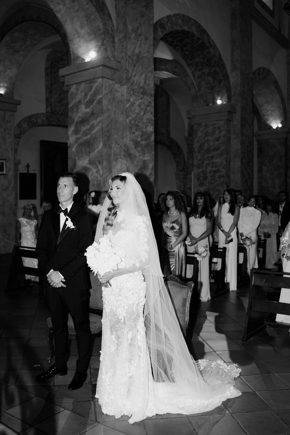 Les mariés dans l'église pendant le mariage devant l'autel.