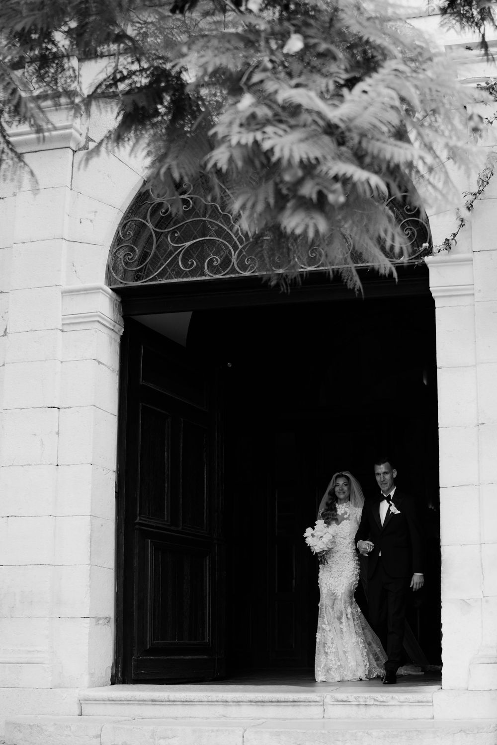 Une série de photos de mariage vintage en noir et blanc montrant un couple sortant d'une église.