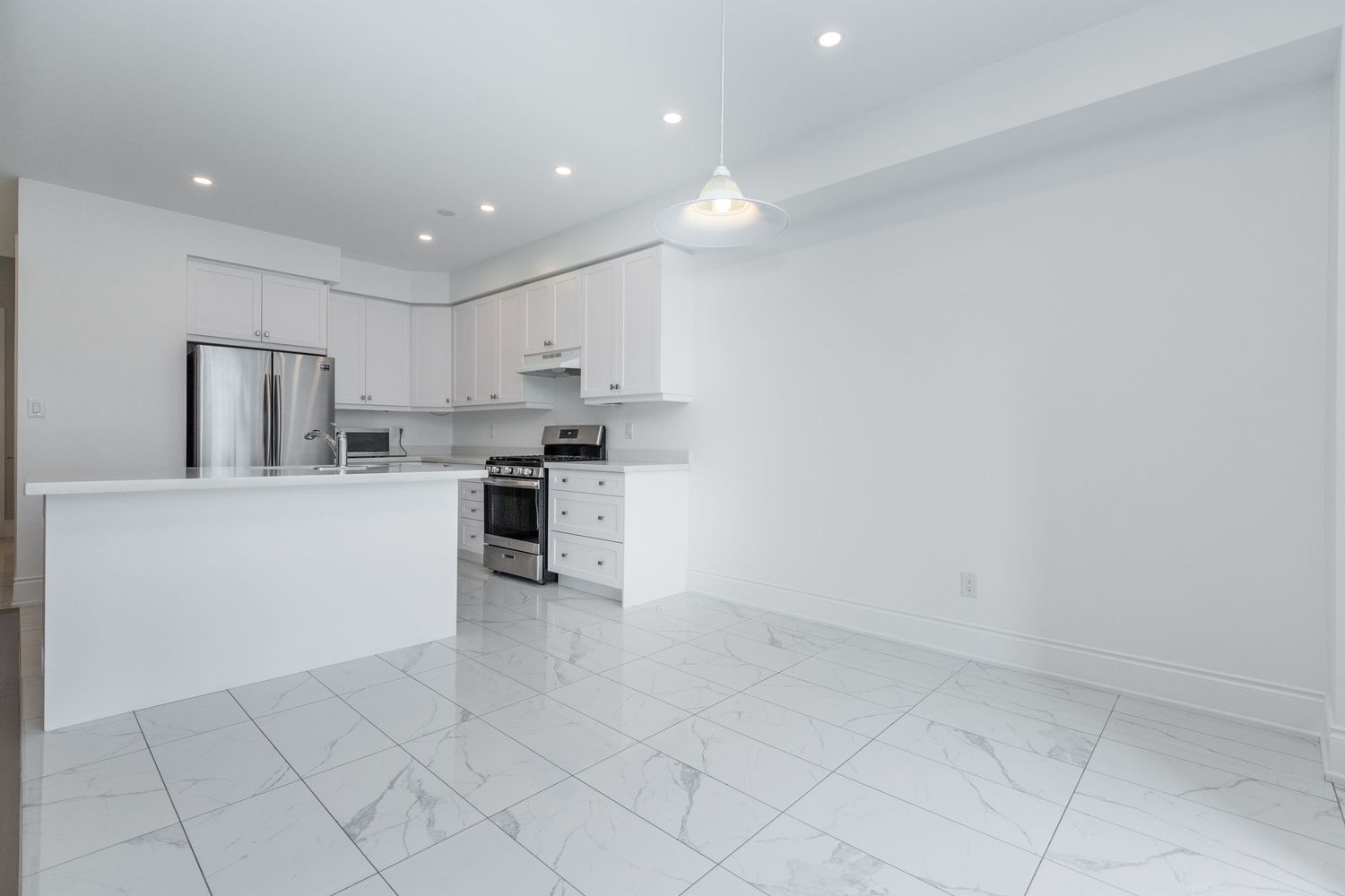 A photo of a vacant kitchen in Springwater Ontario for a real estate listing in Simcoe County photographed by Sarah Tennant