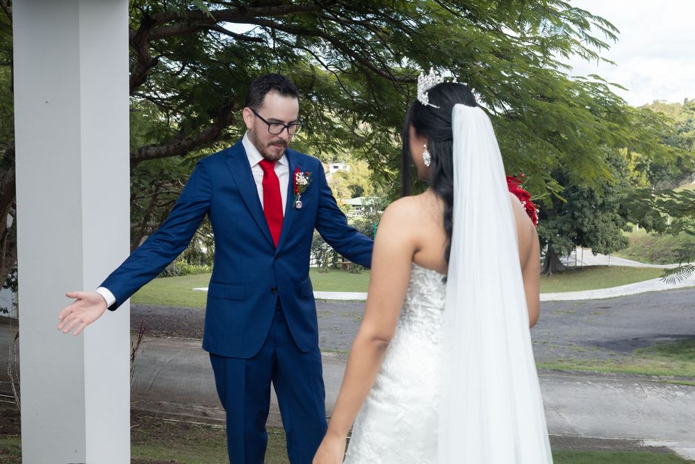 Cada sonrisa y mirada de tu boda preservada con fotografía profesional reflejando emociones y recuerdos auténticos en Puerto Rico, ponce
