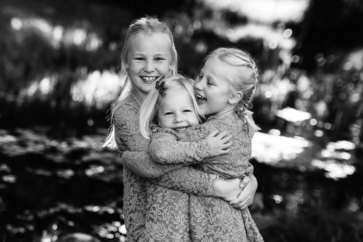 Fotograf Randers Fotografering i skoven Århus. Søskendefotograf Jane Søndberg. Familiefotograf. Skønne billeder af dine børn, lige som de.