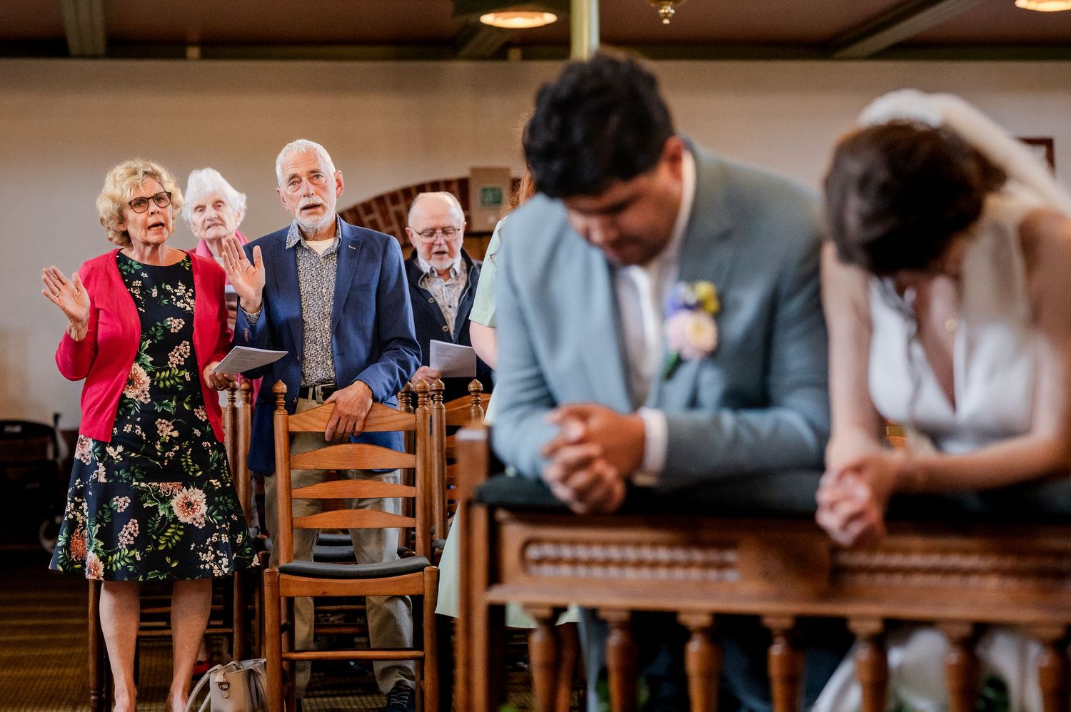 Evangelische kerkdienst met handoplegging tijdens zegen