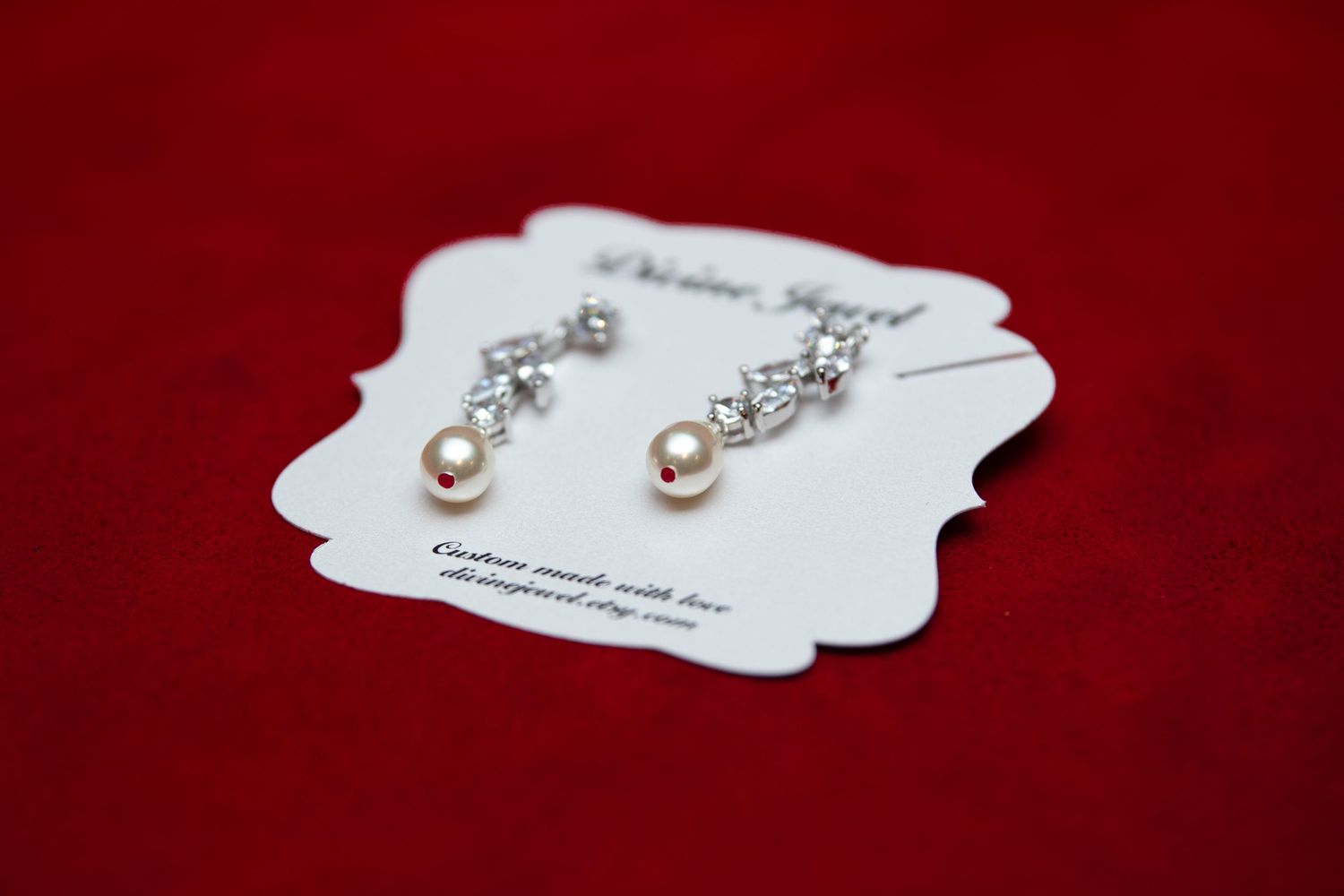 Gros plan artistique sur les bagues et accessoires de mariage, soulignant l’élégance et l’attention portée aux détails du jour J.