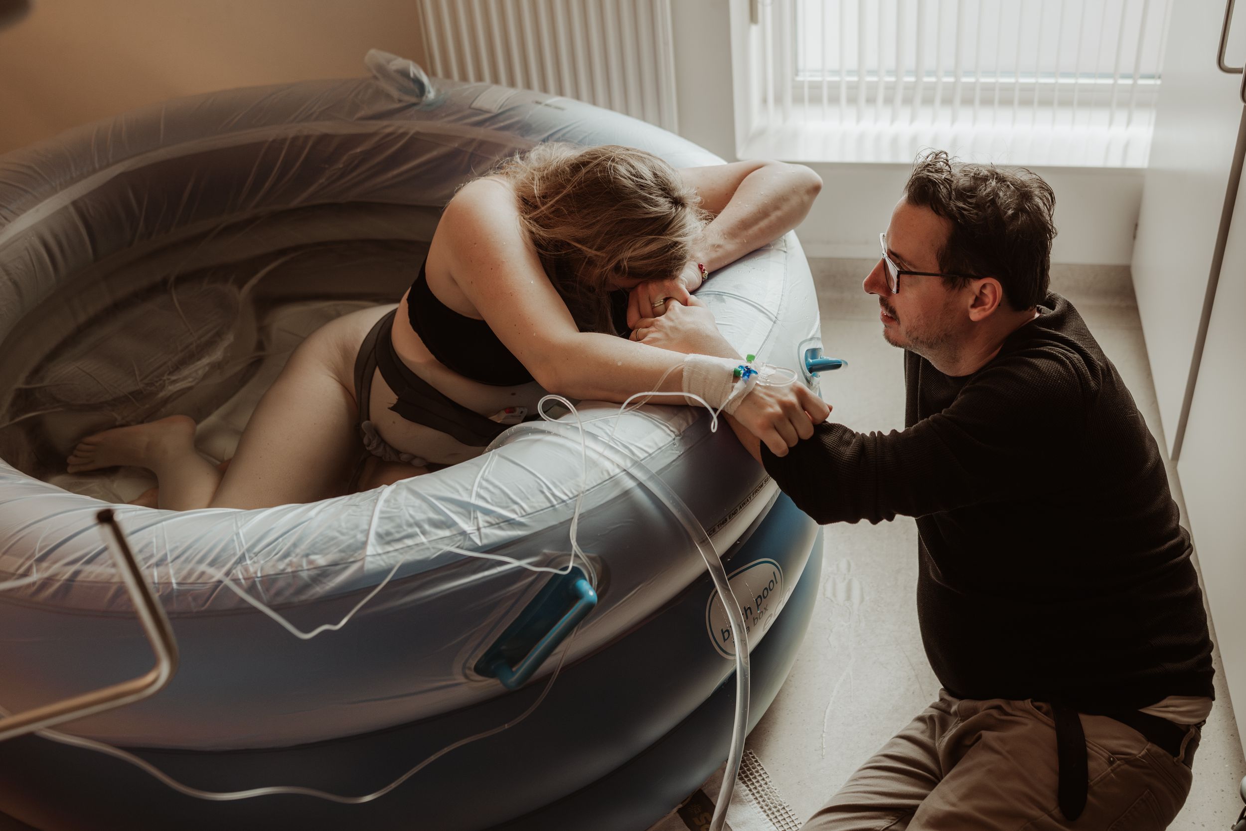Geboortefotograaf geboorte geboortefotografie brabant Oss Den Bosch Uden  fotografie  newborn newlife badbevalling ziekenhuisbevalling thuis