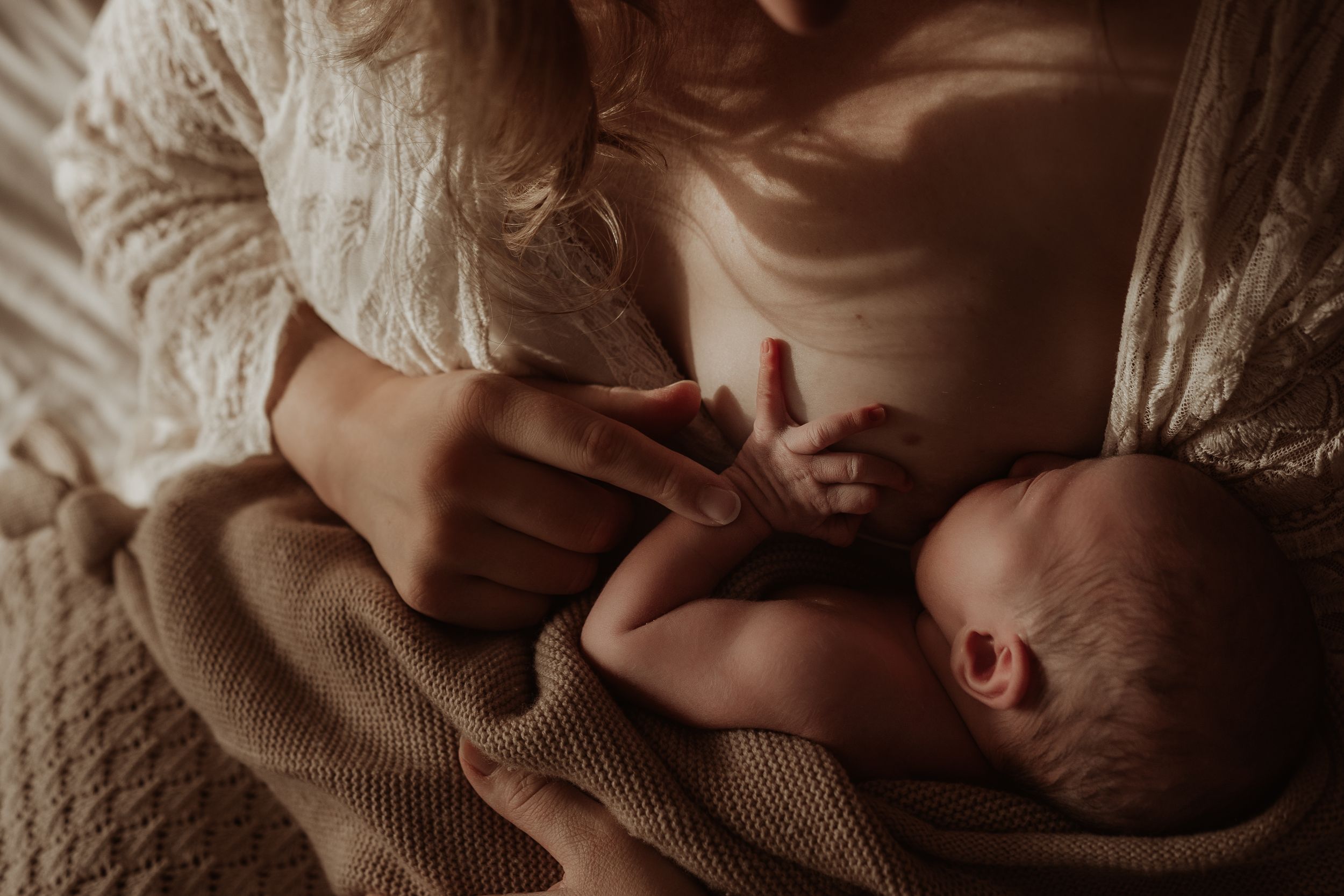 Fotograaf Brabant Oss Den Bosch Uden fotografie baby newborn newlife newbornshoot gezinsshoot borstvoeding mama momlife Sis&So
