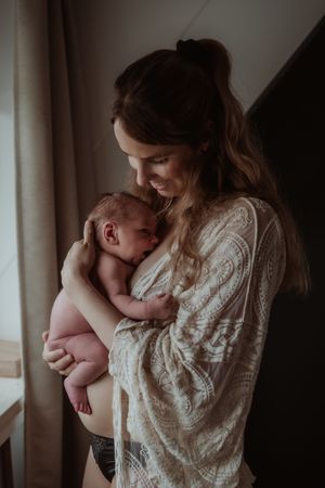 Fotograaf Brabant Oss Den Bosch Uden fotografie baby newborn newlife newbornshoot gezinsshoot borstvoeding mama momlife Sis&So