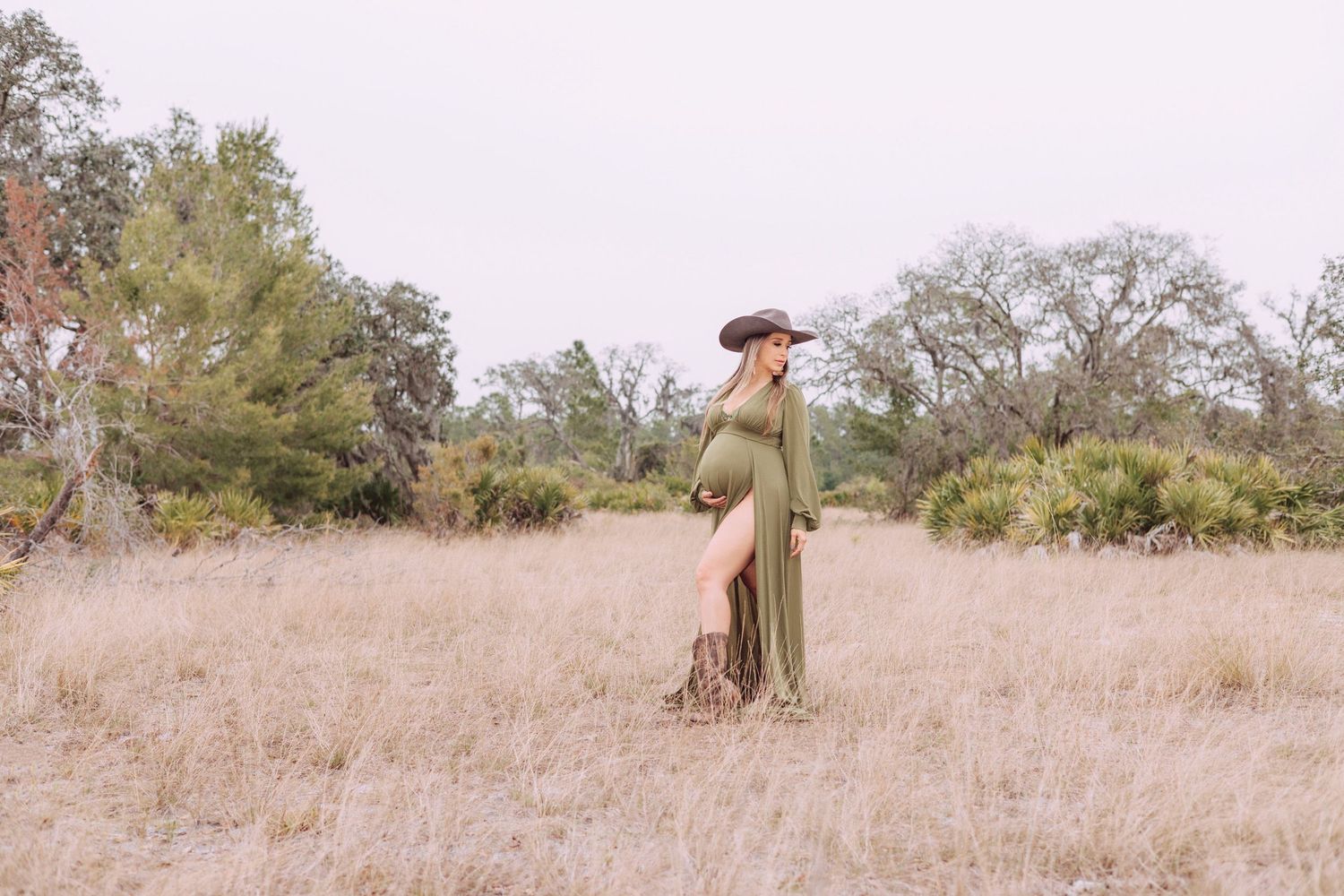 Maternity golden sunset photoshoot in a park by D. Dream Photography by Keily Rotundo. Bradenton, Parrish, Lakewood Ranch, FL.