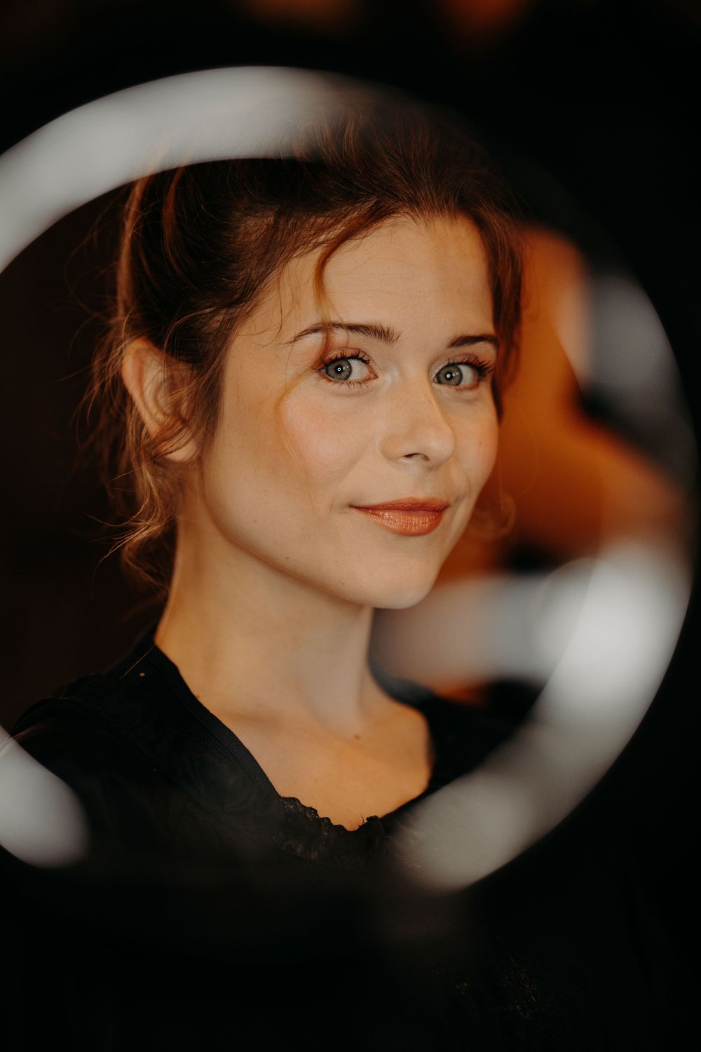 Série de portraits artistiques avec un éclairage dramatique et des gros plans intimes.