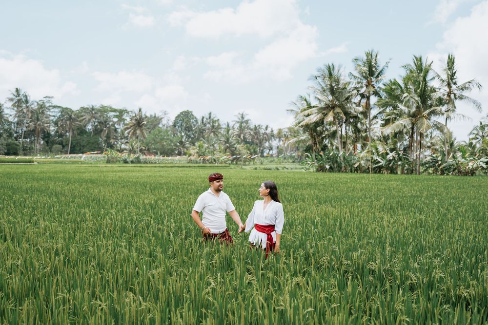 Bali couple photoshoot with ricefield and waterfall background