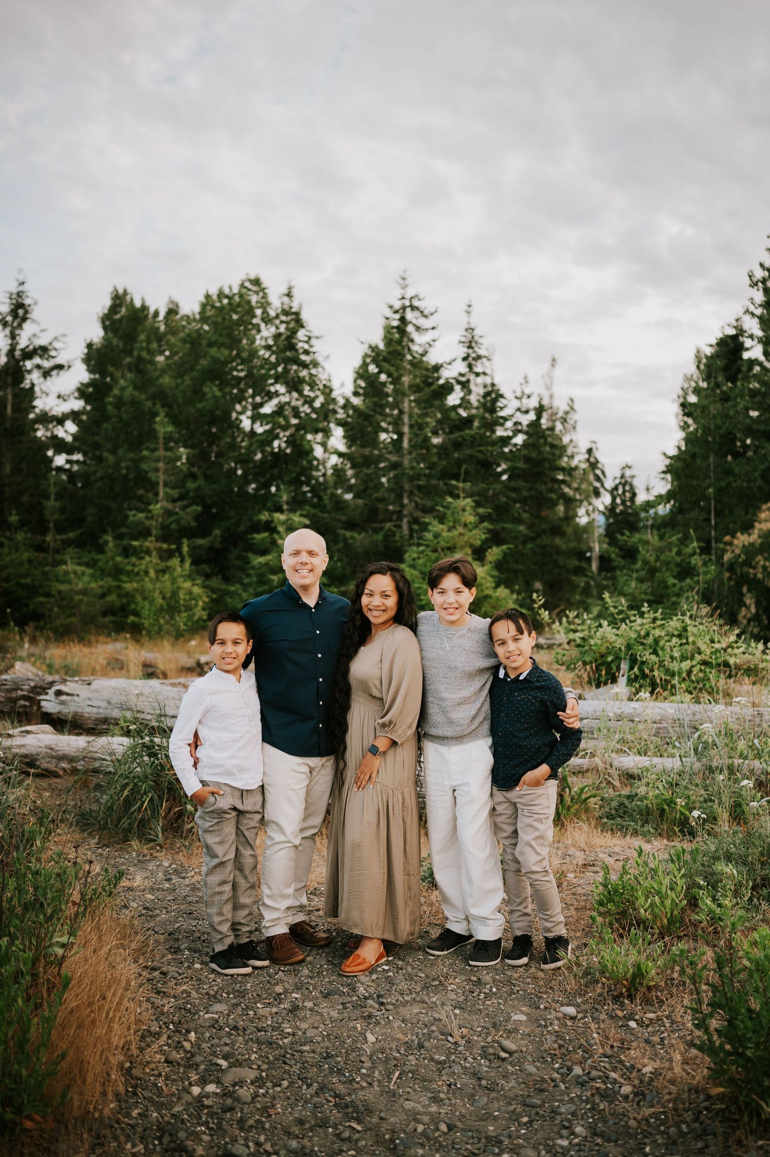 Outfit inspo for your Vancouver Island photoshoot? This family wore navy, brown, grey and white on Oyster Bay beach in the summer