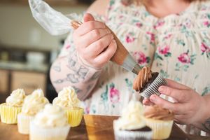 baker ices cupcakes