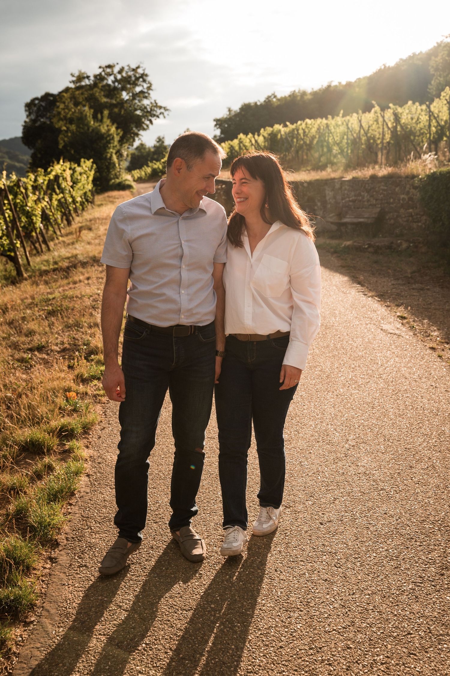 Couple souriant lors d’une séance photo en golden hour à Mittelbergheim