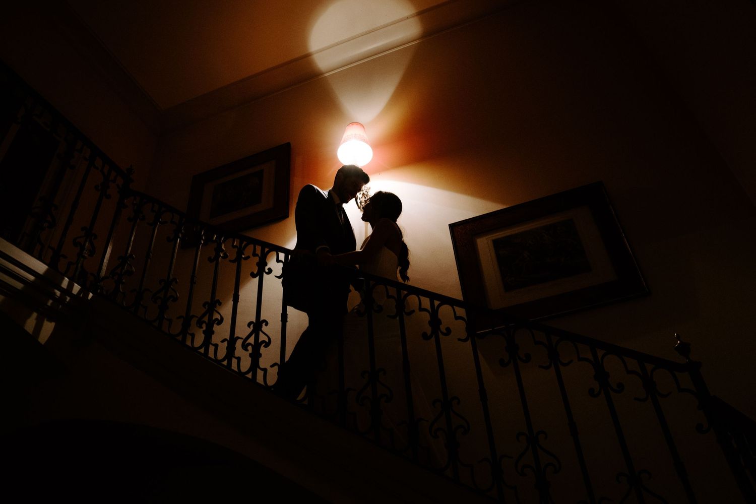 Silueta romántica de pareja en el balcón
