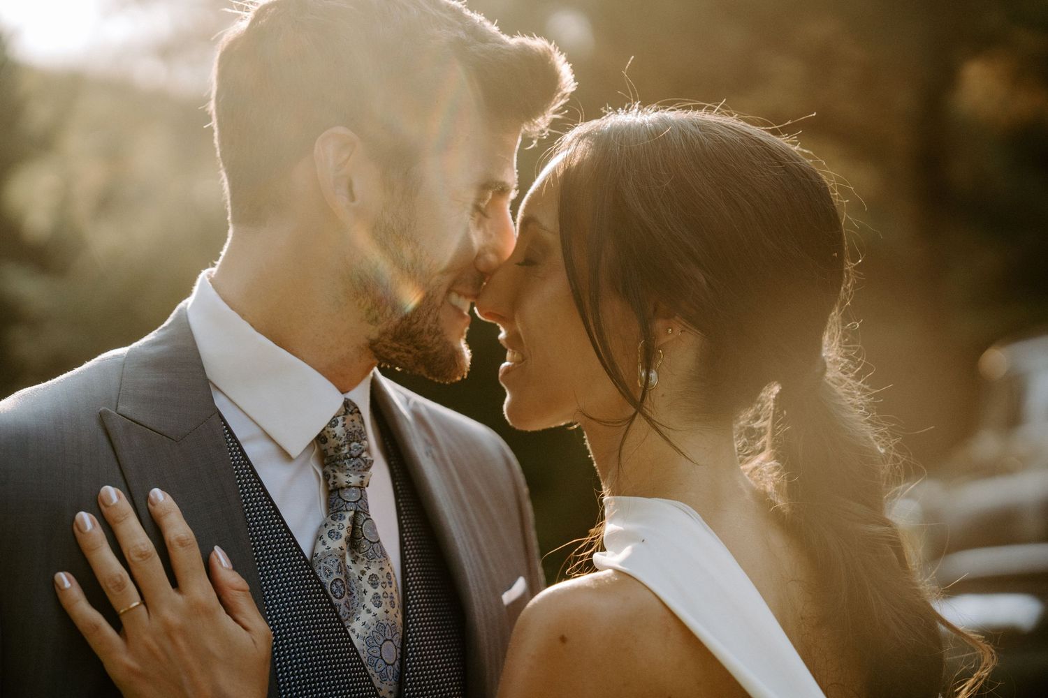 Intimate moment between newlyweds during golden hour photography session. Jardins el Roquer