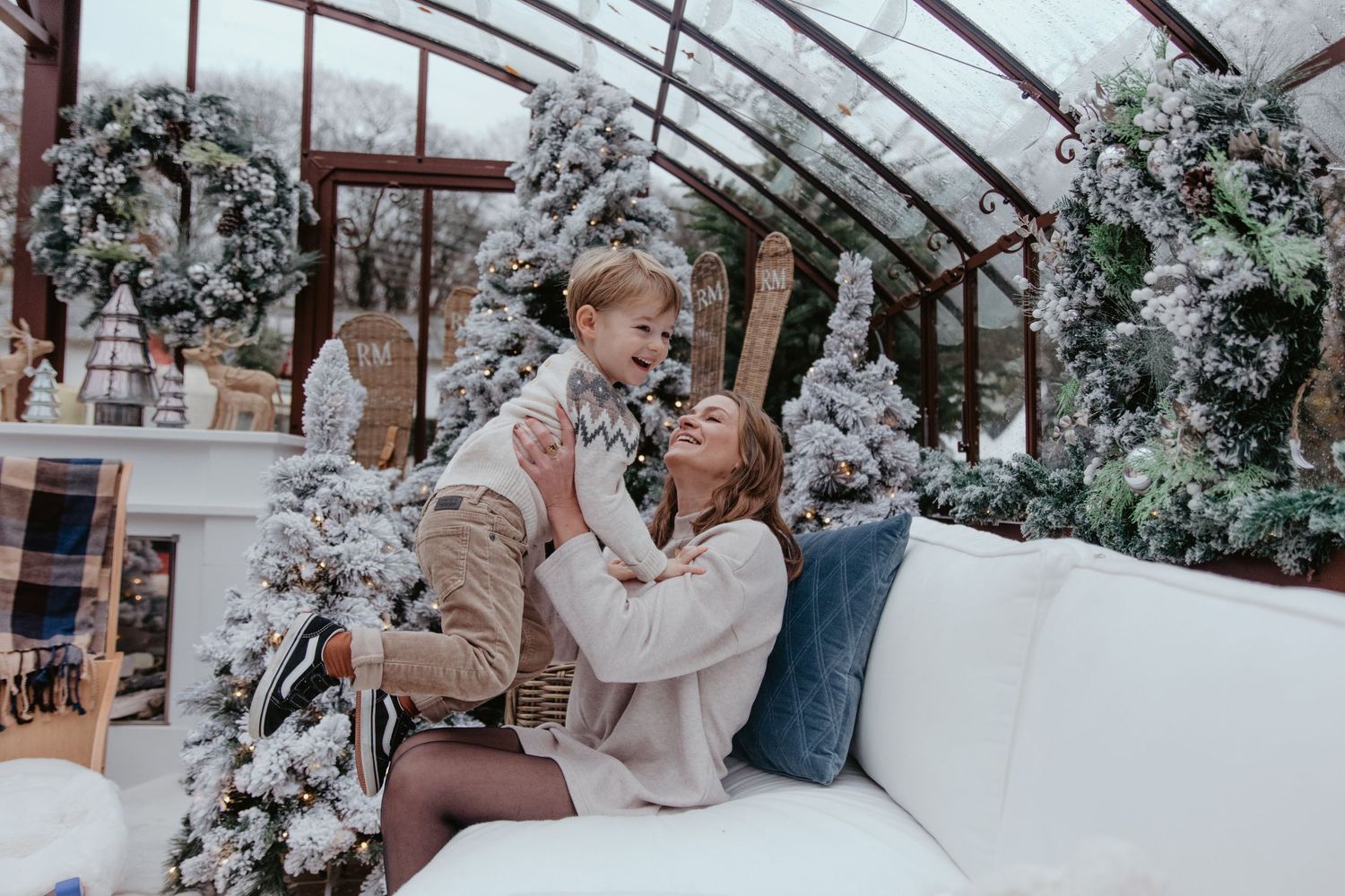 famille devant déco de noël